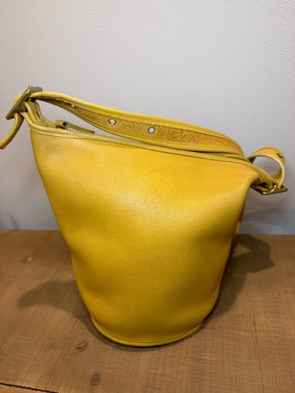 COACH Vintage Bucket Shoulder Bag Yellow Leather D7D 9953 Old Coach Duffel Sac
